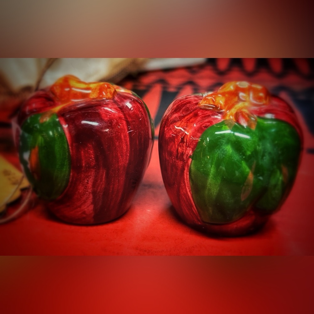 Franciscan Apple Pattern Salt and Pepper Shakers. 2” Tall U.S.A.